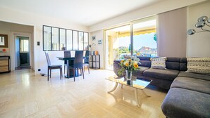 Living area - Apartment in Cannes with 2 bedrooms sleeps 4 (Cannes)