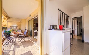 تناول الطعام بالخارج