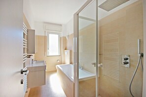 Dusj, hårføner og bidé