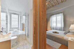 Dutxa, assecador de cabells i bidet 