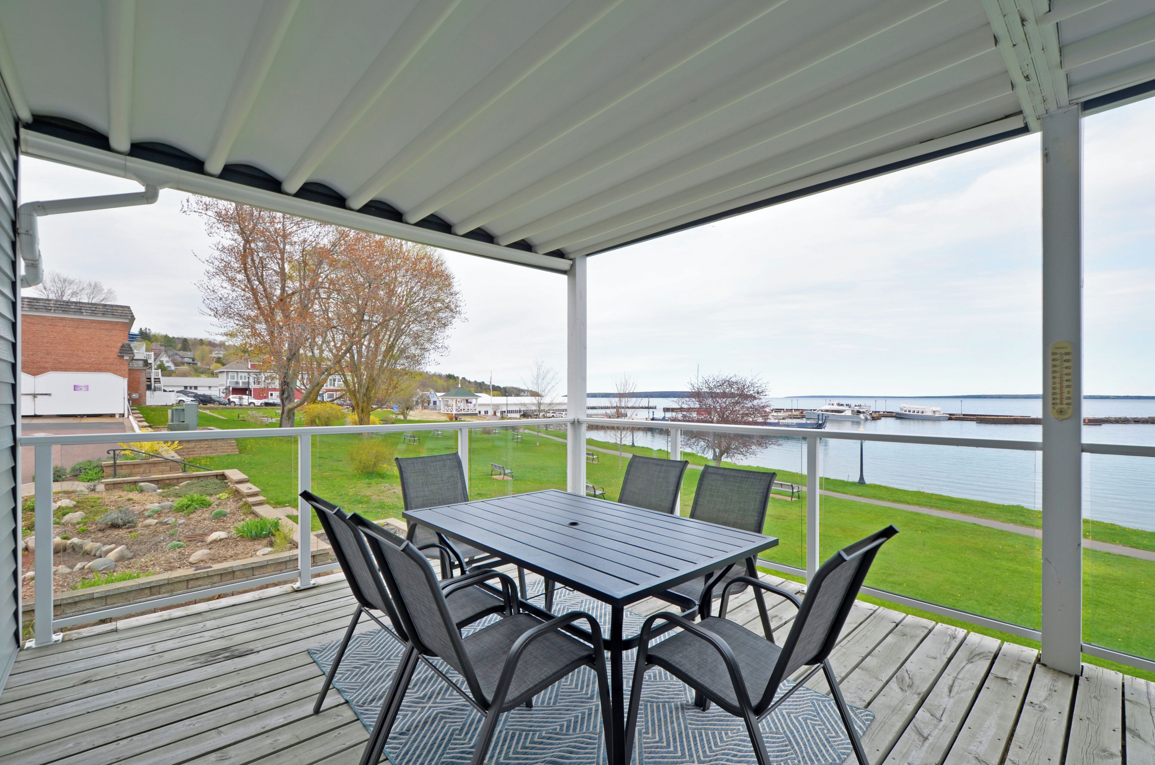 Beachside Bliss  |  Airy Vibes and Island Views