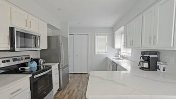 雪櫃、微波爐、焗爐、爐具