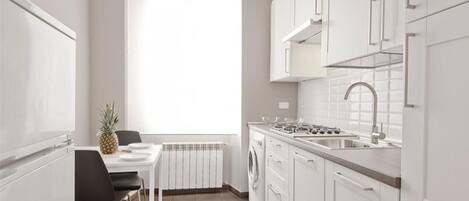 Jääkaappi, mikroaaltouuni, liesi, kahvin-/teenkeitin