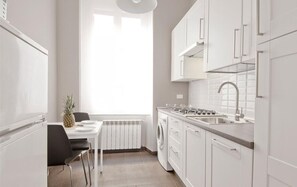 Geladeira, micro-ondas, cooktop, cafeteira/chaleira