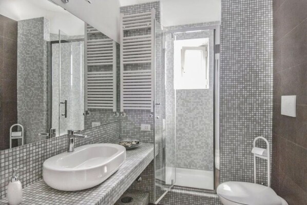 Dusche, Haartrockner, Bidet