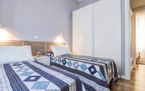 2 quartos, ferros/tábuas de passar roupa, berço de viagem