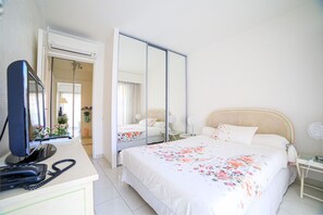 1 habitación, tabla de planchar con plancha y cuna de viaje 