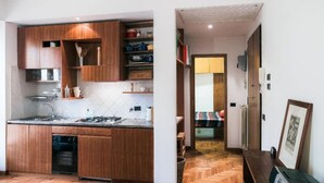 Coffee/tea maker, fridge, oven, stovetop