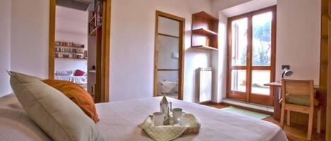 1 Schlafzimmer, Schreibtisch, Bügeleisen/Bügelbrett, Reisekinderbett