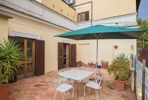 Outdoor dining - Regina Margherita, 1 Br Flat With a Large Sunny Terrace By Halldis (Rome)