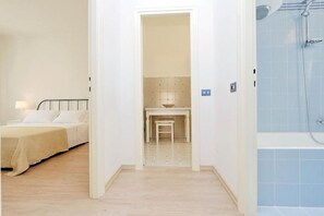 2 Schlafzimmer, Schreibtisch, Bügeleisen/Bügelbrett, Reisekinderbett