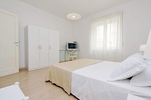 2 bedrooms, desk, iron/ironing board, travel cot