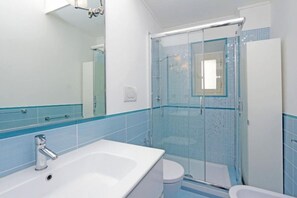 Dusj, hårføner og bidé