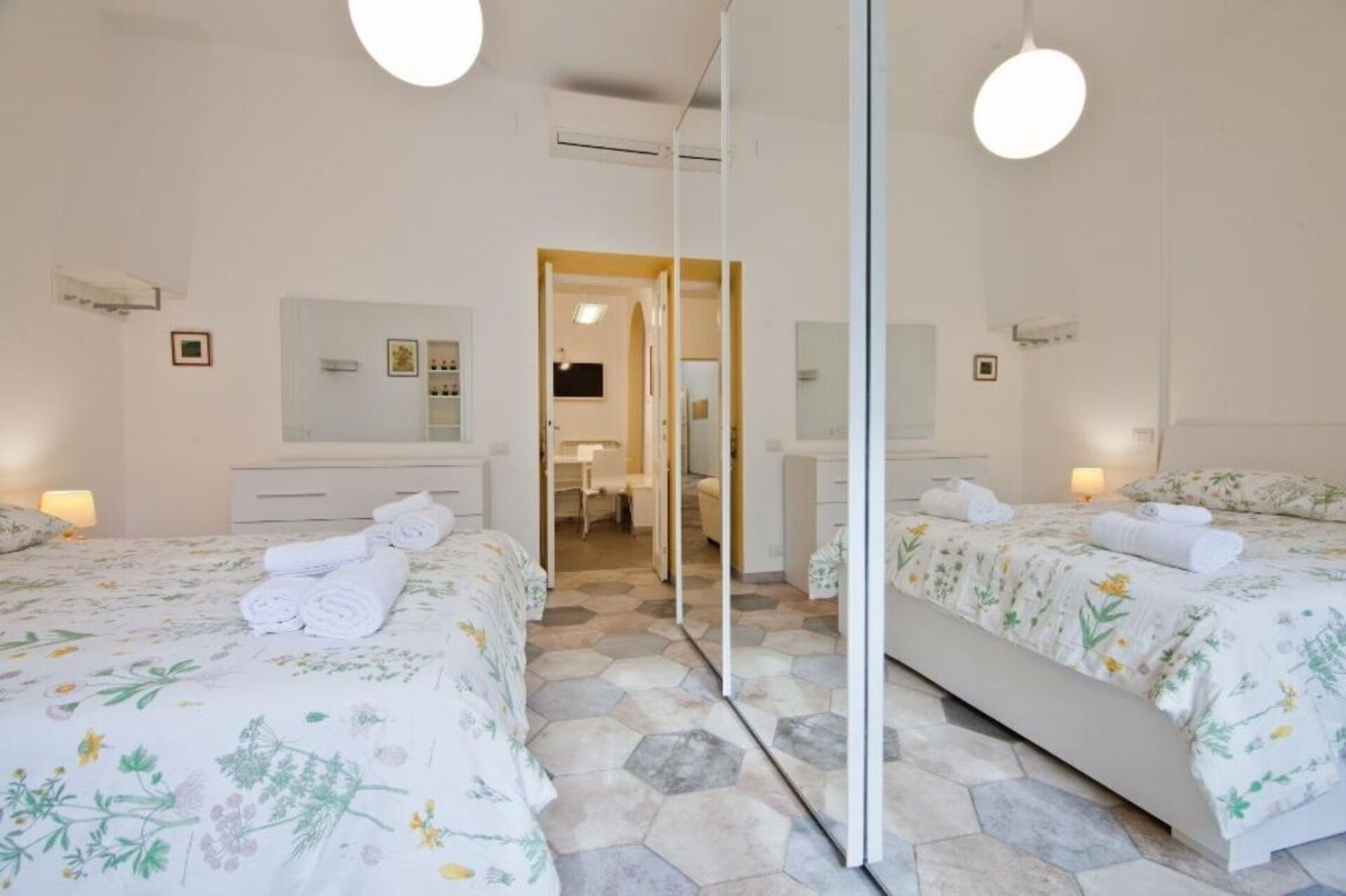 3 Schlafzimmer, Schreibtisch, Bügeleisen/Bügelbrett, Reisekinderbett