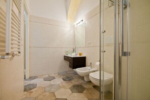 Douche, séchoir à cheveux, bidet