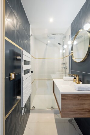 Shower, hair dryer, towels - Ten-Storey Couture, by Veeve (Paris)
