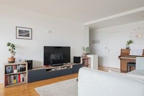 TV - Ten-Storey Couture, by Veeve (Paris)