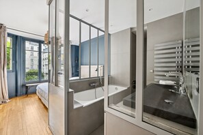 Dusj, hårføner og håndklær