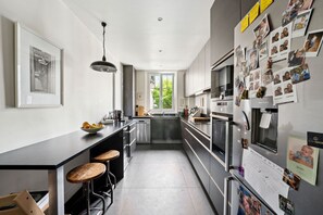 Kjøleskap, mikrobølgeovn, ovn og brødrister