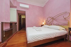 Iron/ironing board, travel crib, free WiFi - A Vantaggio Studio Close To Piazza Di Spagna (Rome)