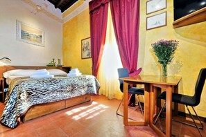 Iron/ironing board, travel crib, free WiFi - A Vantaggio Studio Close To Piazza Di Spagna (Rome)