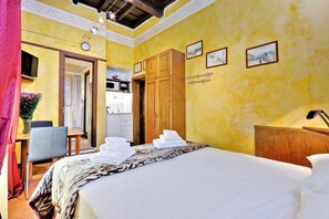 Iron/ironing board, travel crib, free WiFi - A Vantaggio Studio Close To Piazza Di Spagna (Rome)