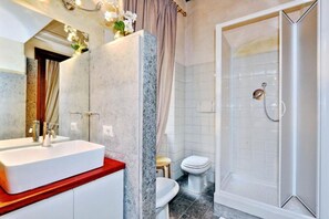 Shower, bidet - A Vantaggio Studio Close To Piazza Di Spagna (Rome)