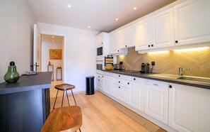 Réfrigérateur, four à micro-ondes, un four, surface de cuisson