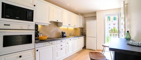 Køleskab, mikrobølgeovn, ovn, kogeplade