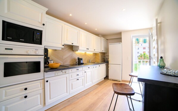 Fridge, microwave, oven, stovetop - Apartment in Cannes with 2 bedrooms sleeps 6 (Cannes)