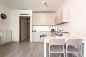 Fridge, microwave, oven, stovetop - Pastorelli, Studio With Parking & Terrace By Halldis (Milan)