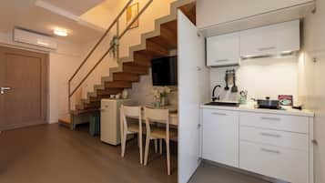 Exclusive Quadruple Room, Pool View | Private kitchenette