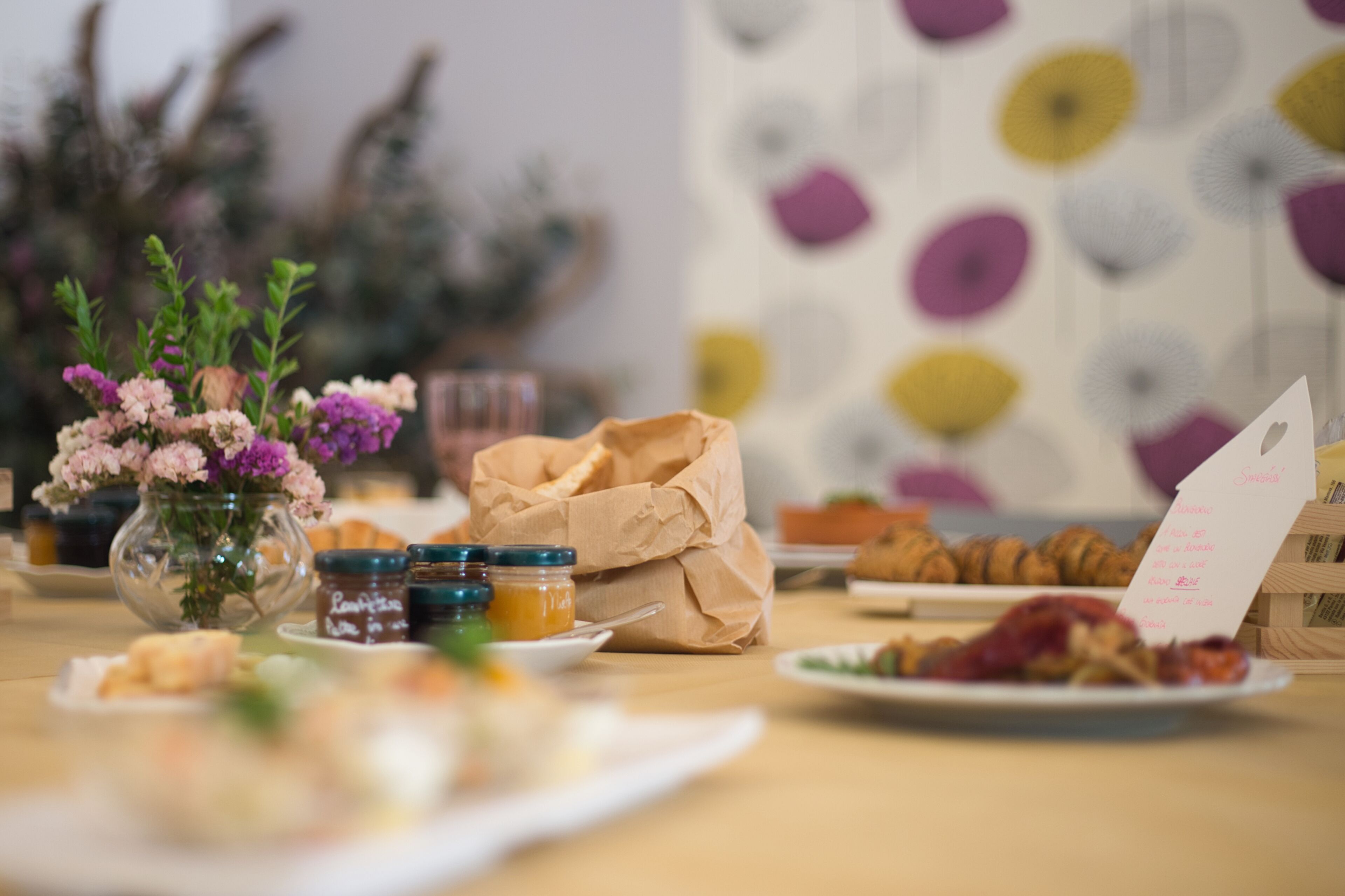 Una mesa con diversos alimentos y un menú.