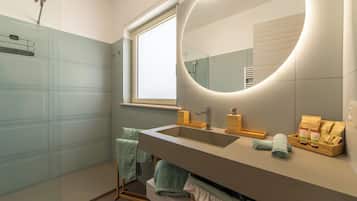Chambre Quadruple Exclusive, vue piscine | Douche de la salle de bain