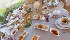 فطور كامل مجانًا يوميًا