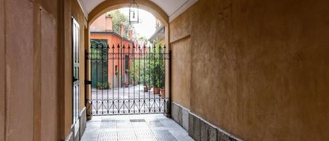 المنشأة من الداخل