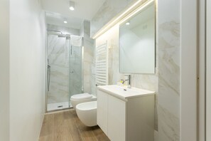 تجهيزات دش، مجففات شعر، مراحيض شطف