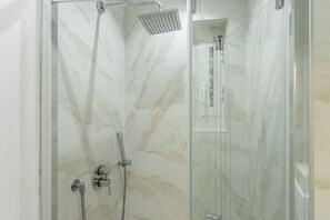 Regadera, secadora de cabello, bidet 
