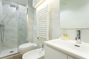 Shower, hair dryer, bidet - Lecco, Quite 1 Br Flat By Halldis (Milan)