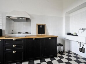 Kühlschrank, Mikrowelle, Herdplatte, Geschirrspüler