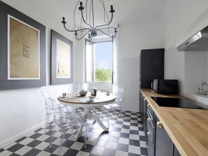 Kühlschrank, Mikrowelle, Herdplatte, Geschirrspüler