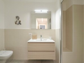 Douche, sèche-cheveux, bidet