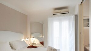 1 habitación, tabla de planchar con plancha y cuna de viaje 