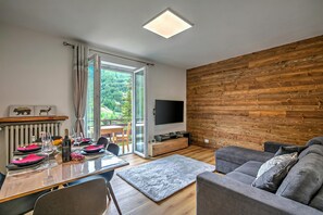 Family Apartment, Multiple Bedrooms (Starkeeper Apartment) | Living area | 21-inch flat-screen TV with digital channels, TV - Starkeeper Apartment (Pragelato)