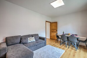 Family Apartment, Multiple Bedrooms (Starkeeper Apartment) | Living area | 21-inch flat-screen TV with digital channels, TV - Starkeeper Apartment (Pragelato)