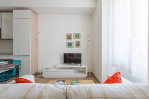 1 quarto, ferros/tábuas de passar roupa, berço de viagem