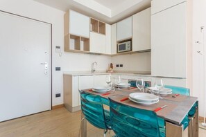 Fridge, microwave, oven, stovetop - Farini, Lovely 1 Br Flat Close To Metro Station By Halldis (Milan)