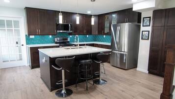 Køleskab, mikrobølgeovn, ovn, kogeplade