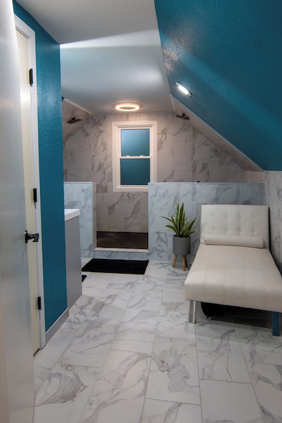 Modern and Convenient Waukesha 3BR home with 2 King Beds and Hot Tub
