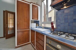 Fridge, microwave, oven, stovetop - Argelati 1890, Bright 1 Br Flat In Naviglia Area By Halldis (Milan)